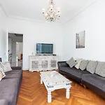 Wonderful And Bright Apartment Close To Everything
